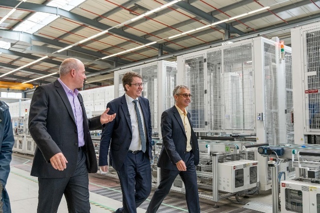 3S Swiss Solar Solutions: Bundesrat Albert Rösti besucht die neue Produktion in Worb  