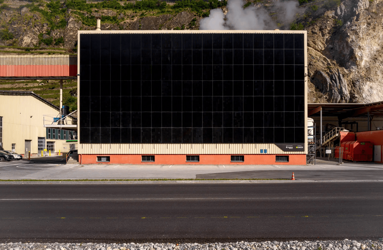 Oiken: Une centrale solaire en façade chez Rigips